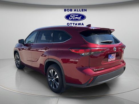 Used 2020 Toyota Highlander XLE image 11