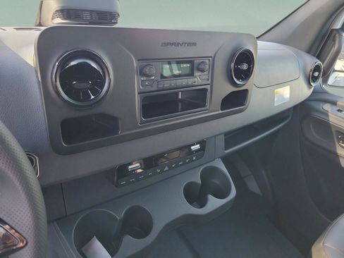 Used 2025 Mercedes-Benz Sprinter 2500 image 25