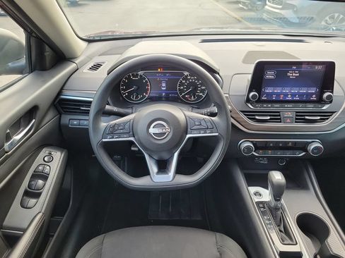 Used 2025 Nissan Altima 2.5 SV FWD image 12