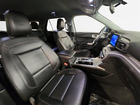 Used 2022 Ford Explorer XLT w/ Equipment Group 202A image 26