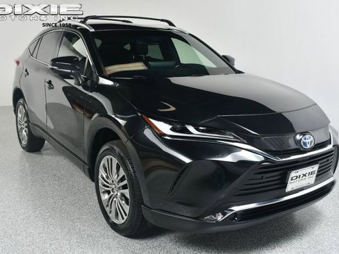 Used 2022 Toyota Venza XLE image 1