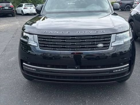 Used 2025 Land Rover Range Rover SE AWD/4WD image 2