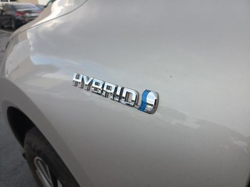 Used 2021 Toyota Venza LE AWD/4WD image 4