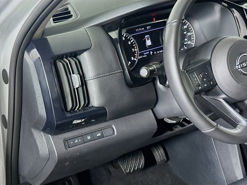 Used 2025 Nissan Pathfinder SV FWD image 17