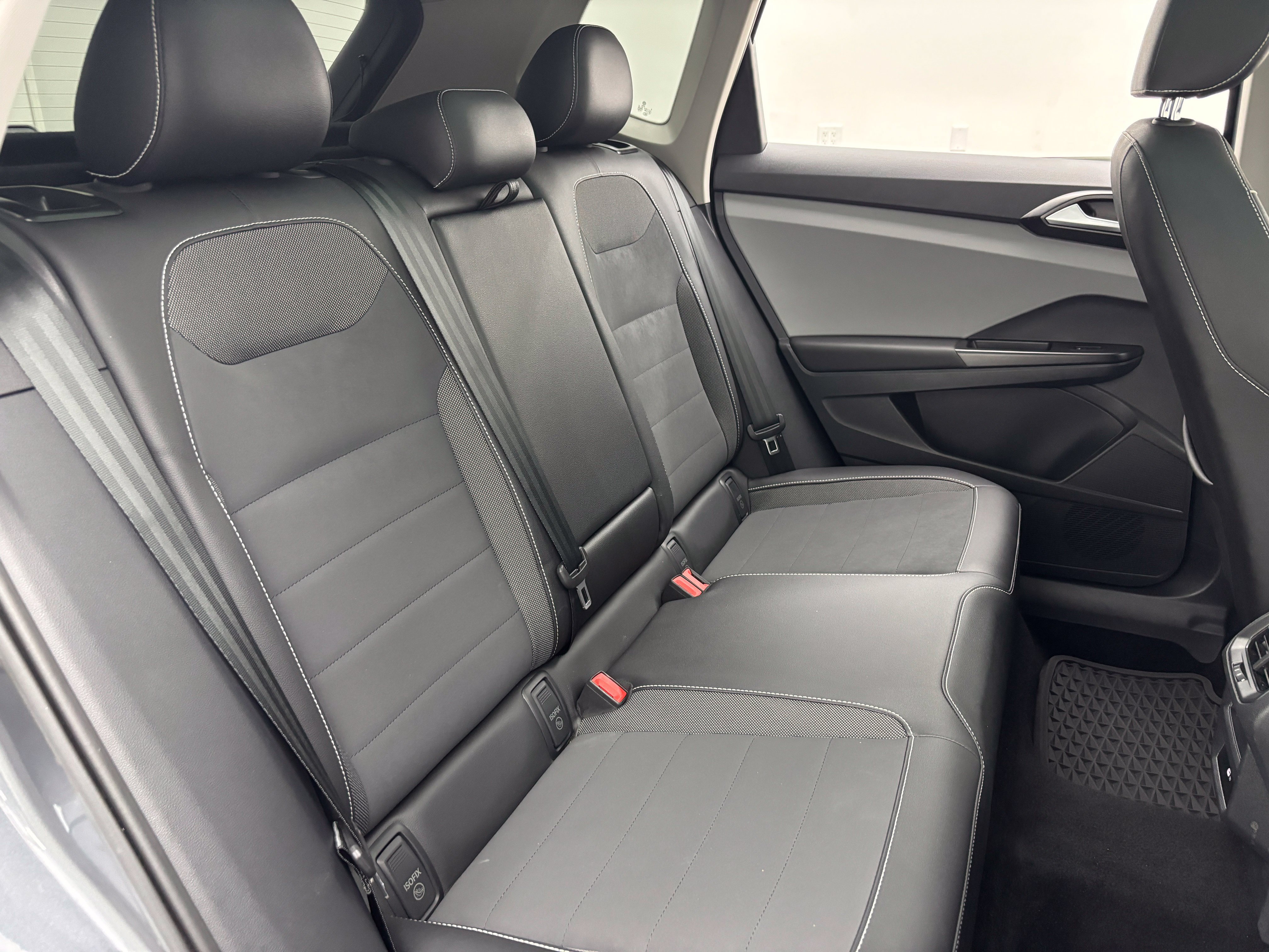 Used 2023 Volkswagen Taos SE w/ Panoramic Sunroof Package FWD image 35