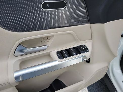 Used 2022 Mercedes-Benz GLB 250 4MATIC image 30