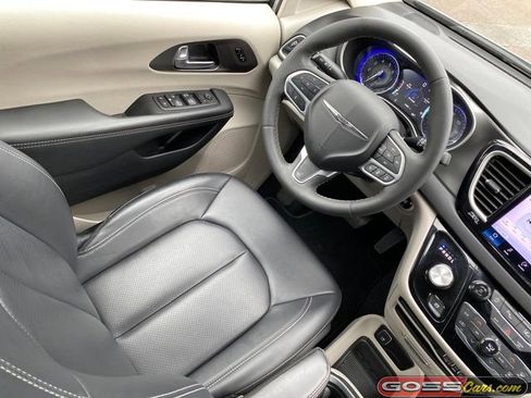 Certified 2024 Chrysler Pacifica Touring-L image 21