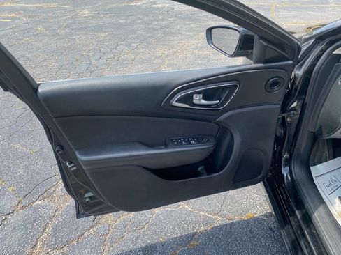 Used 2016 Chrysler 200 Limited w/ Convenience Group image 10