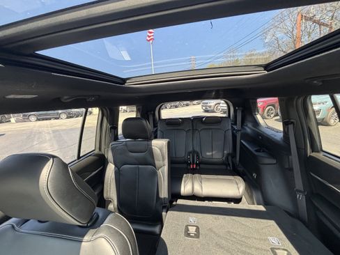 Used 2025 Jeep Grand Cherokee L Limited w/ Luxury Tech Group II image 16