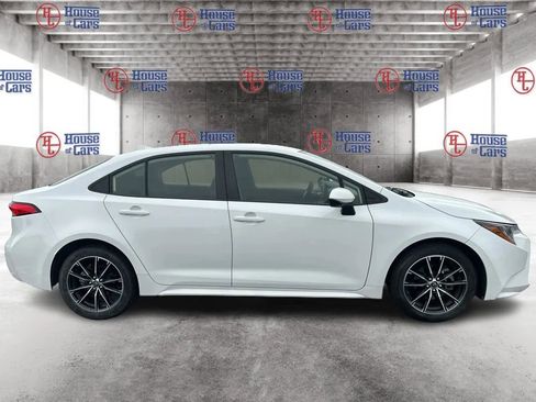 Used 2022 Toyota Corolla LE FWD image 4