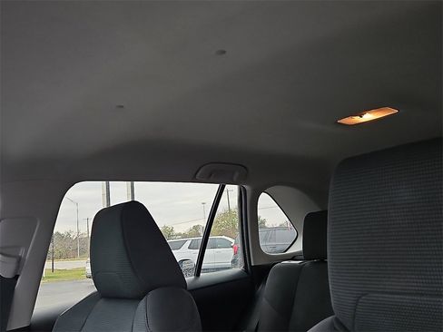 Used 2021 Toyota RAV4 LE image 19