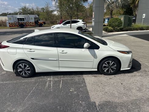 Used 2018 Toyota Prius Prime Advanced image 10