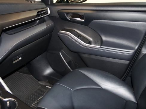 Used 2021 Toyota Highlander XLE image 45