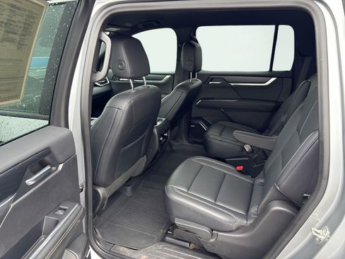 Used 2024 GMC Acadia Elevation w/ Luxury Package AWD/4WD image 13