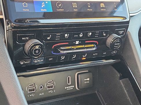 Used 2022 Jeep Grand Cherokee L Limited w/ Luxury Tech Group II image 16