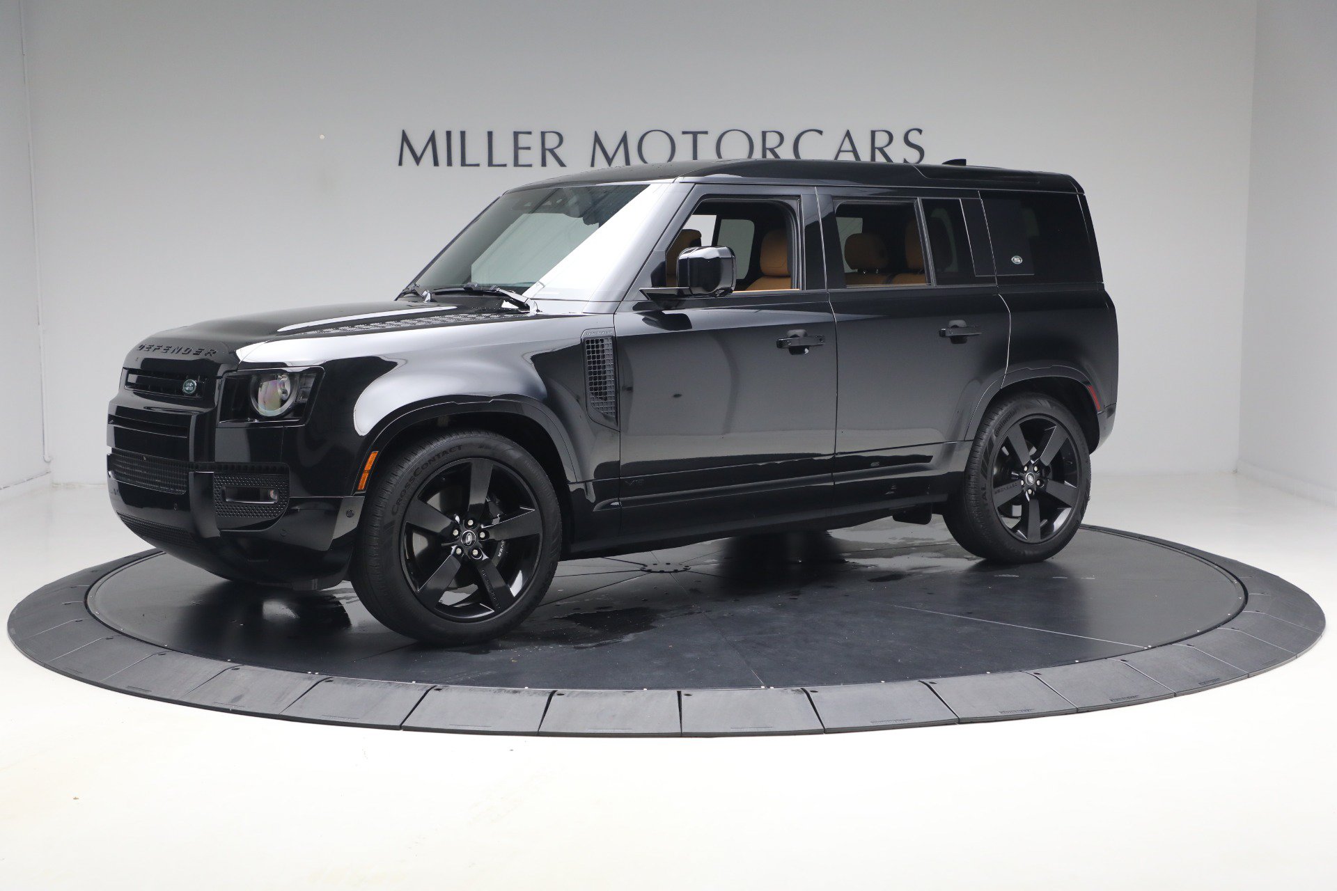 Used 2024 Land Rover Defender 110 V8 AWD/4WD image 2