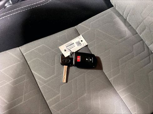 Used 2022 Toyota Tacoma TRD Off-Road image 30