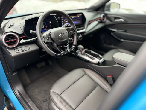 Used 2025 Chevrolet Trax RS w/ Sunroof Package image 13