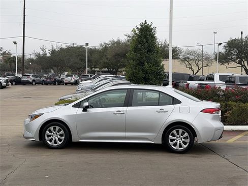 Used 2025 Toyota Corolla LE image 4