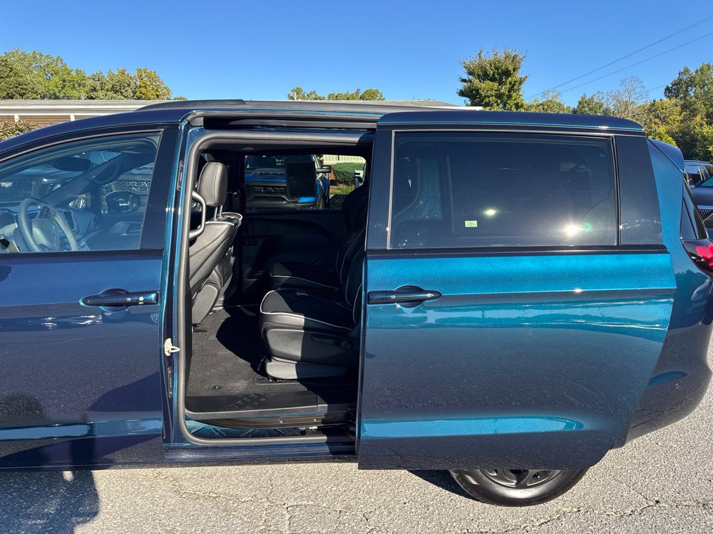 Used 2025 Chrysler Pacifica Premium FWD image 30