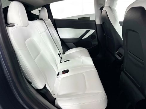 Used 2022 Tesla Model Y Long Range image 30