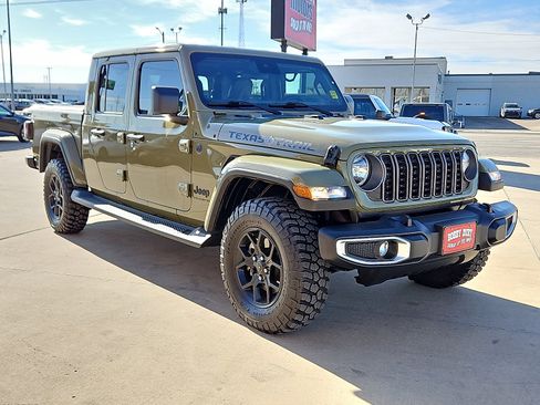 Used 2025 Jeep Gladiator Sport image 4
