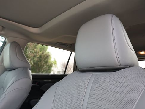 Used 2024 Toyota Highlander Limited FWD image 15