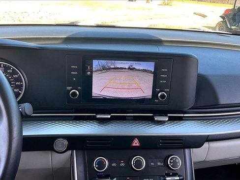 Used 2023 Kia Carnival LX image 23