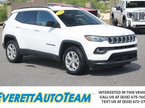 Used 2024 Jeep Compass Latitude AWD/4WD image 1