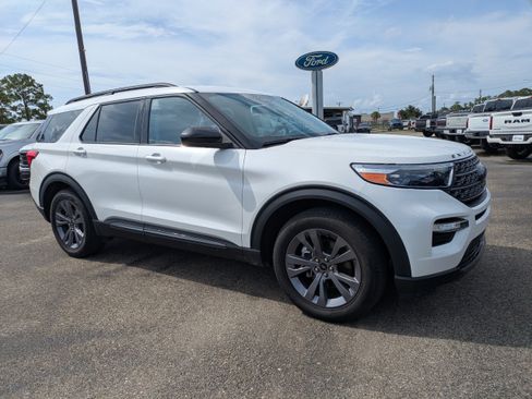 Used 2023 Ford Explorer XLT w/ Equipment Group 202A RWD image 2