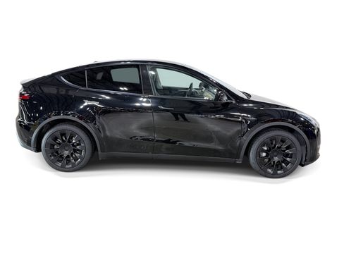 Used 2023 Tesla Model Y AWD image 7