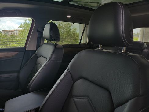 Used 2024 Volkswagen Atlas SE w/ Panoramic Sunroof Package FWD image 17
