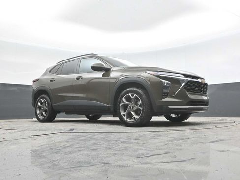 Used 2024 Chevrolet Trax LT w/ Sunroof Package FWD image 28