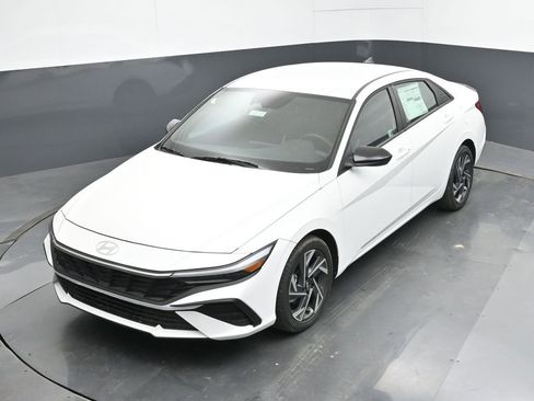 Used 2025 Hyundai Elantra Sport image 17