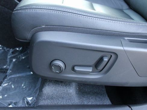 Used 2025 Volvo XC40 B5 Core image 14