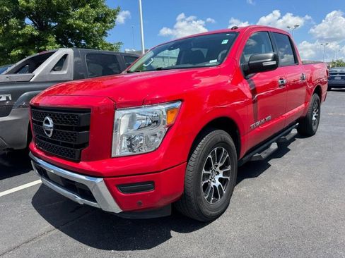 Used 2020 Nissan Titan SV w/ SV Convenience Package RWD image 3