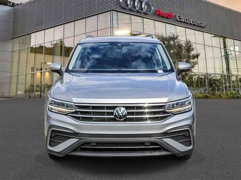 Used 2022 Volkswagen Tiguan SE w/ Panoramic Sunroof Package image 6