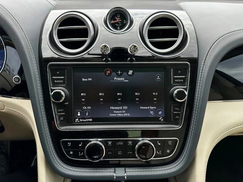 Used 2017 Bentley Bentayga AWD/4WD image 40