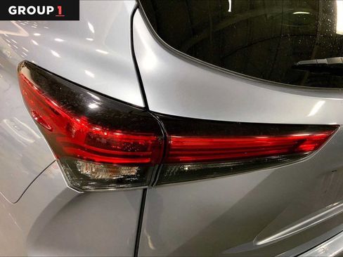 Certified 2021 Toyota Highlander LE AWD/4WD image 29