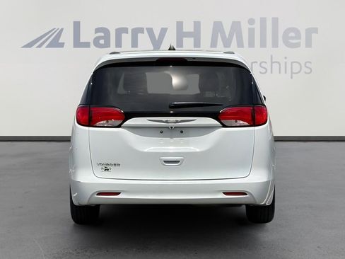 Used 2020 Chrysler Voyager L FWD image 5
