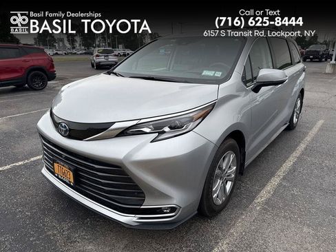 Used 2023 Toyota Sienna Platinum AWD/4WD image 1
