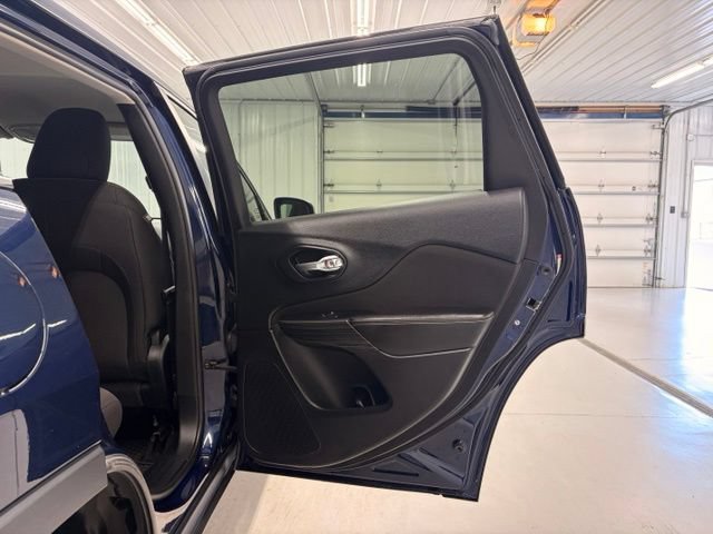 Used 2016 Jeep Cherokee Latitude w/ Comfort & Convenience Group AWD/4WD image 8