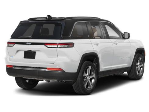 Certified 2023 Jeep Grand Cherokee Overland AWD/4WD image 3