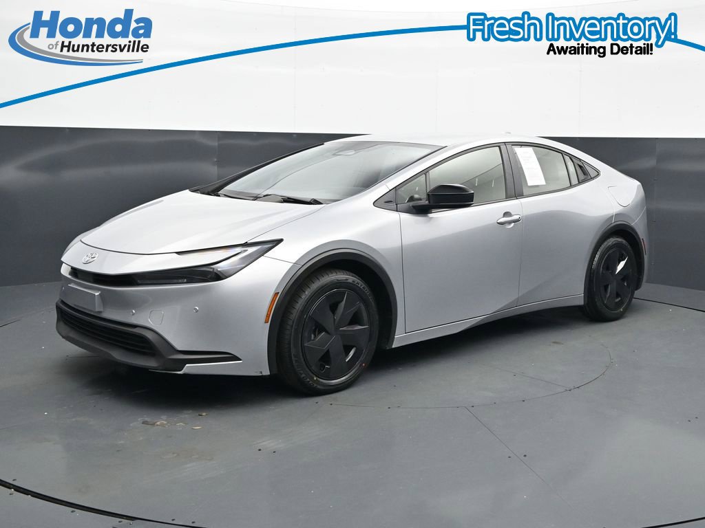 Used 2025 Toyota Prius LE FWD image 4