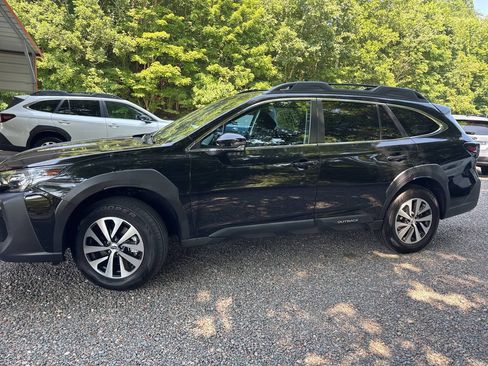 Used 2023 Subaru Outback Premium AWD/4WD image 3