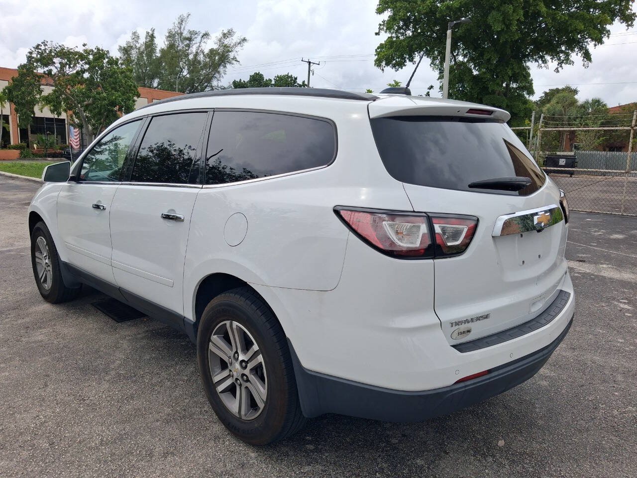 Used 2017 Chevrolet Traverse LT FWD image 9
