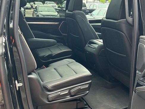 Used 2026 Cadillac Escalade ESV Luxury w/ LPO, Floor Liner Package AWD/4WD image 11