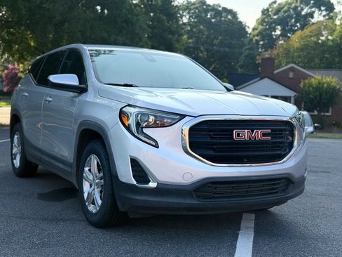 Used 2020 GMC Terrain SLE w/ LPO, Floor Liner Package FWD image 8