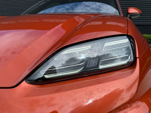 Certified 2025 Porsche Macan Turbo Electric AWD/4WD image 13