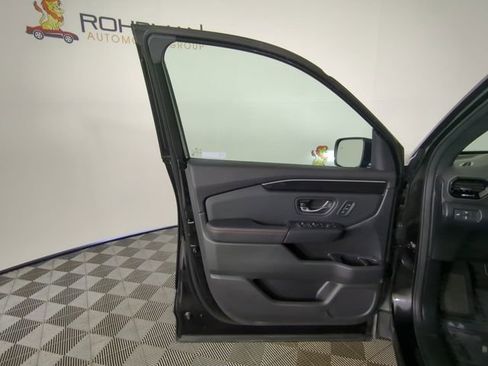 Used 2025 Honda Pilot Black Edition image 18